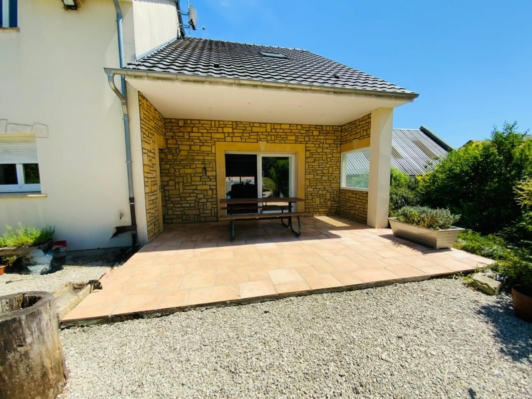 SEUIL Maison Seuil 8 pièce(s) 210 m2 environ + hangar 276 m2 2