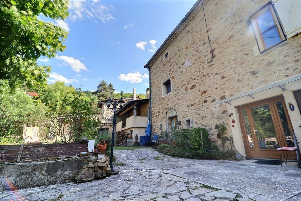 AUBENAS À vendre ? Propriété de caractère en pierre, avec piscine et 2 hectares ? Saint-Andéol-de-Vals (Ardèche) 4