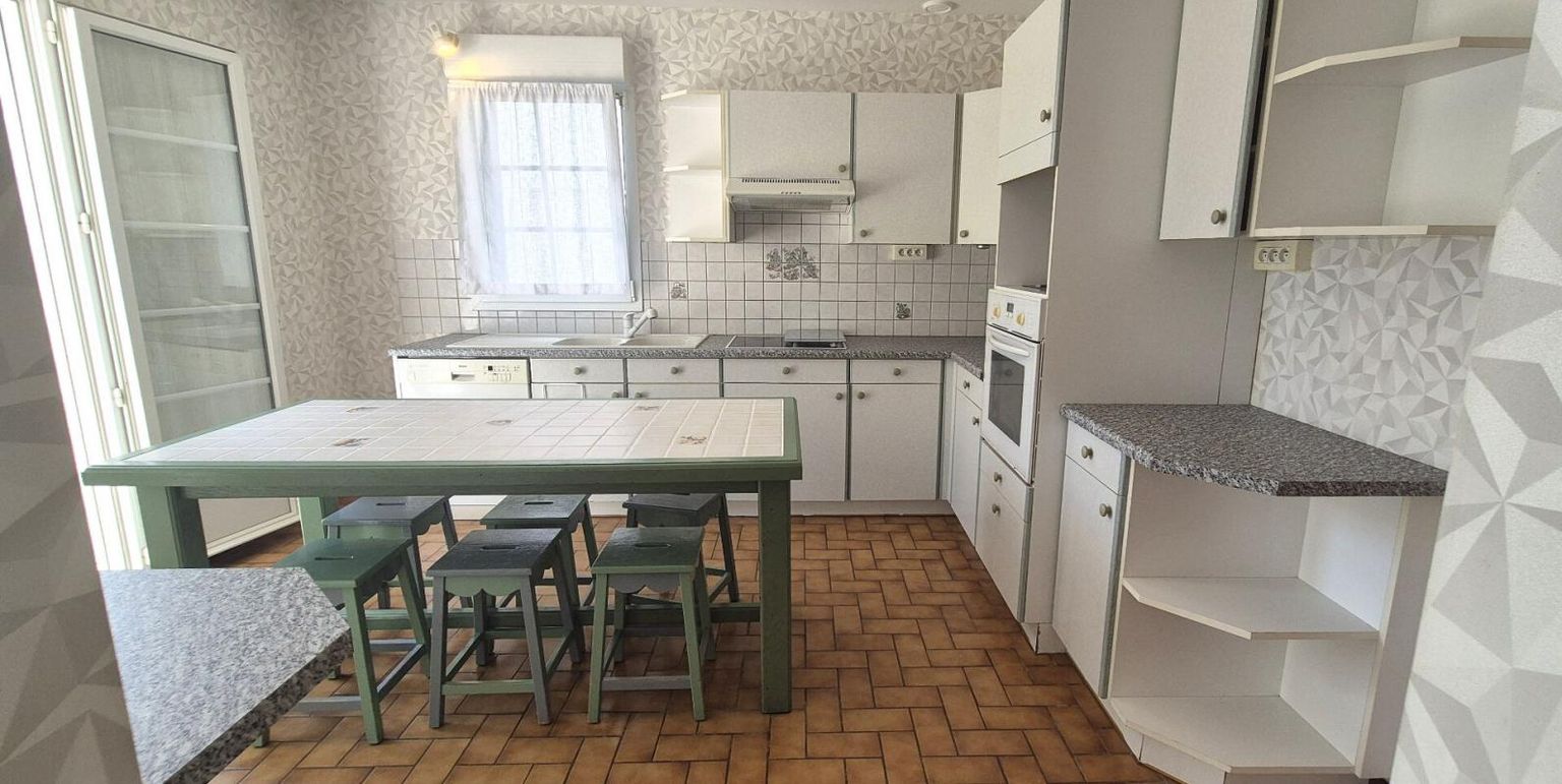 SAINT-DIZIER Belle Maison Individuelle de 113 m² Rénové avec Cours sécurisées, Garage, Dépendance, Terrasse avec bassin et Terrain clos et arboré de 437 m² 3