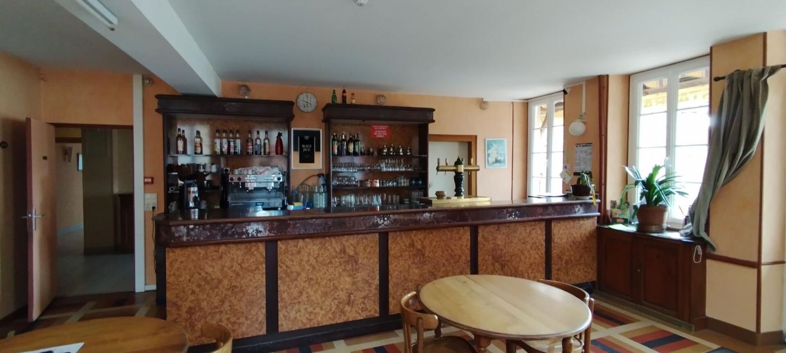 POUILLY-EN-AUXOIS 21320 POUILLY EN AUXOIS -  Hôtel Restaurant Bar licence IV  800M² 4