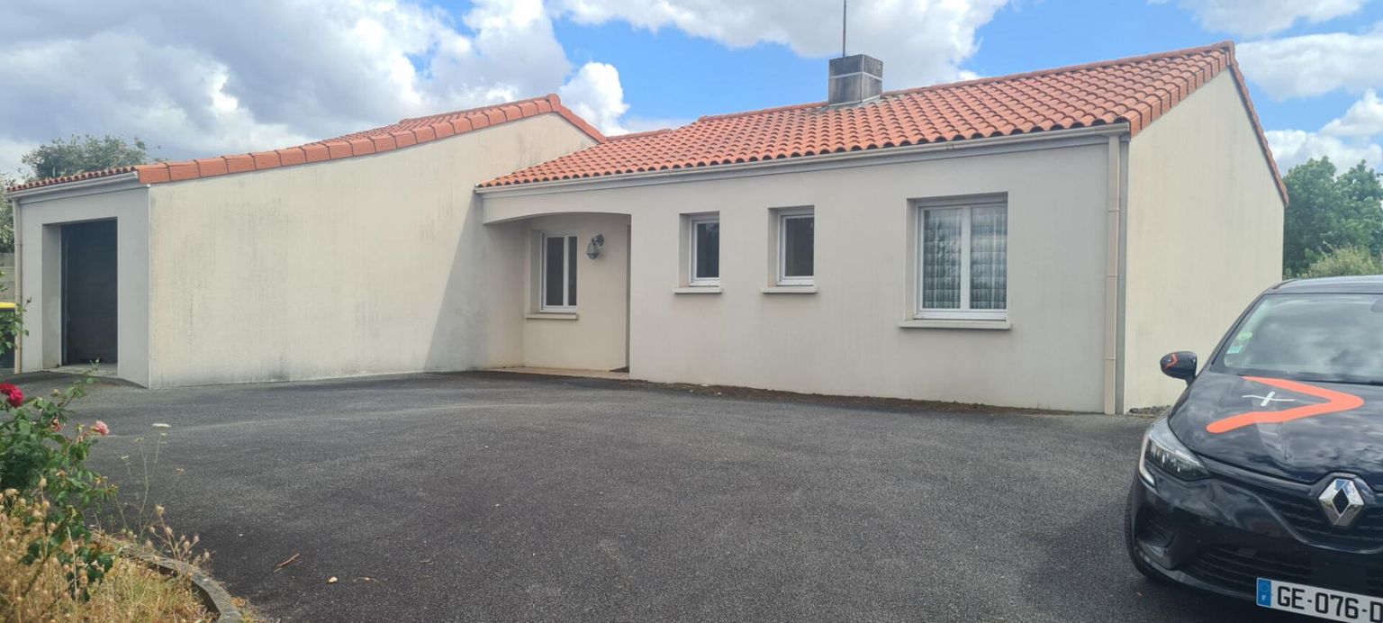 BEAUPREAU EN MAUGES Maison GESTE (Beaupreau En Mauges) 4 P . 74 M² . 3 Chs . Garage . Terrasse 1
