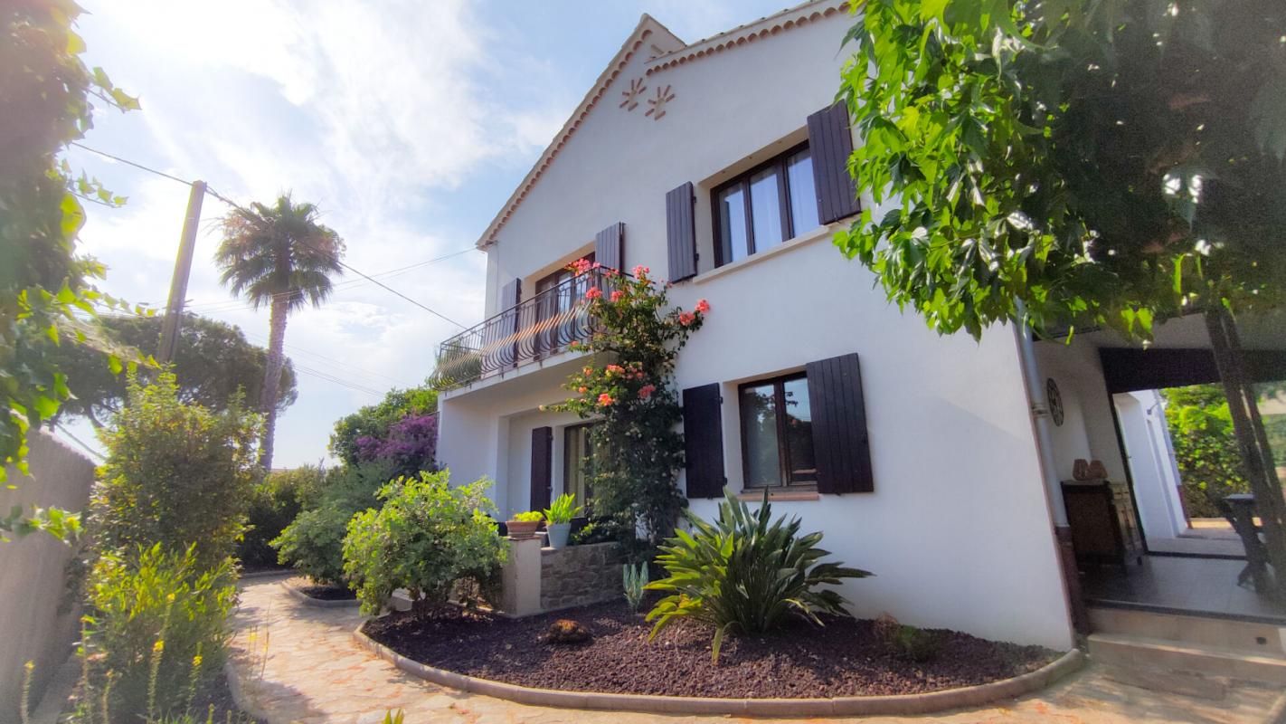 LA LONDE-LES-MAURES Grande Maison avec 2 appartements et garage La Londe Les Maures 184 m2/580m² 1
