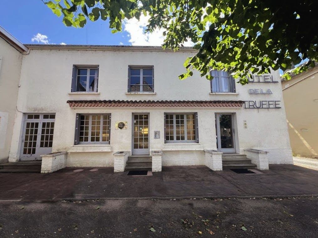 SORGES Maison Sorges Et Ligueux En Perigord 12 pièce(s) 377 m2 1