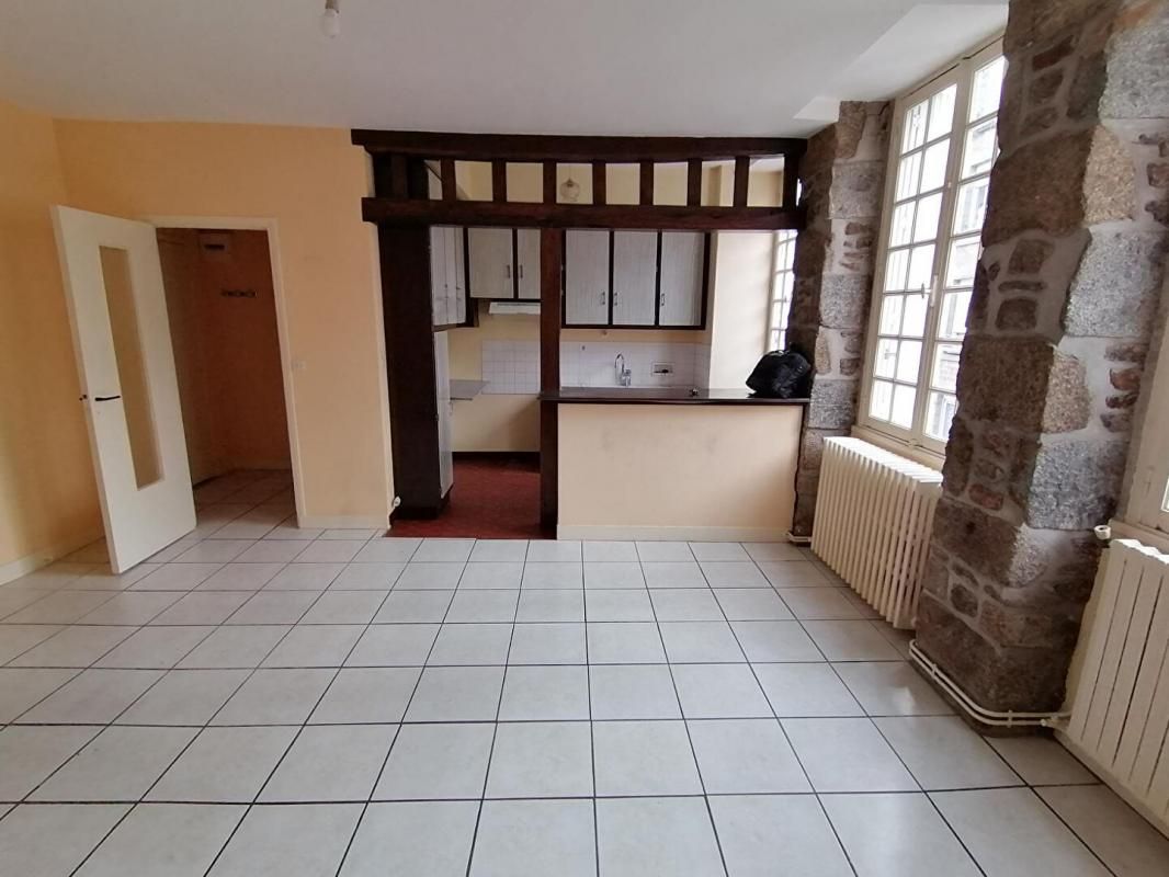 LA FERTE-MACE 61600 LA FERTE MACE Appartement avec local commercial 95m2 environ, 3 chambres, et un local commercial (44 m2) , PRIX 117 000 honoraires 6,36% inclus à la charge de l'acquéreur soit 110 000 hors honoraires 2