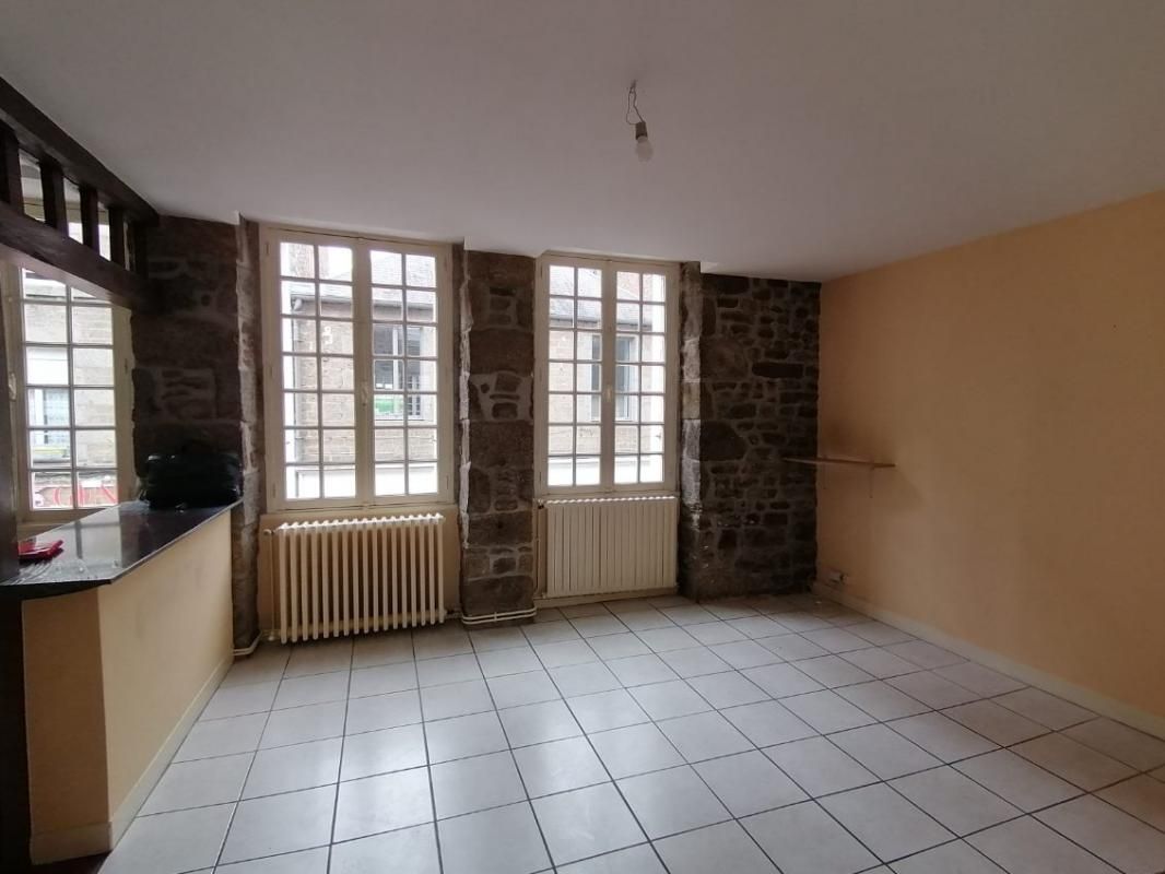 LA FERTE-MACE 61600 LA FERTE MACE Appartement avec local commercial 95m2 environ, 3 chambres, et un local commercial (44 m2) , PRIX 117 000 honoraires 6,36% inclus à la charge de l'acquéreur soit 110 000 hors honoraires 3