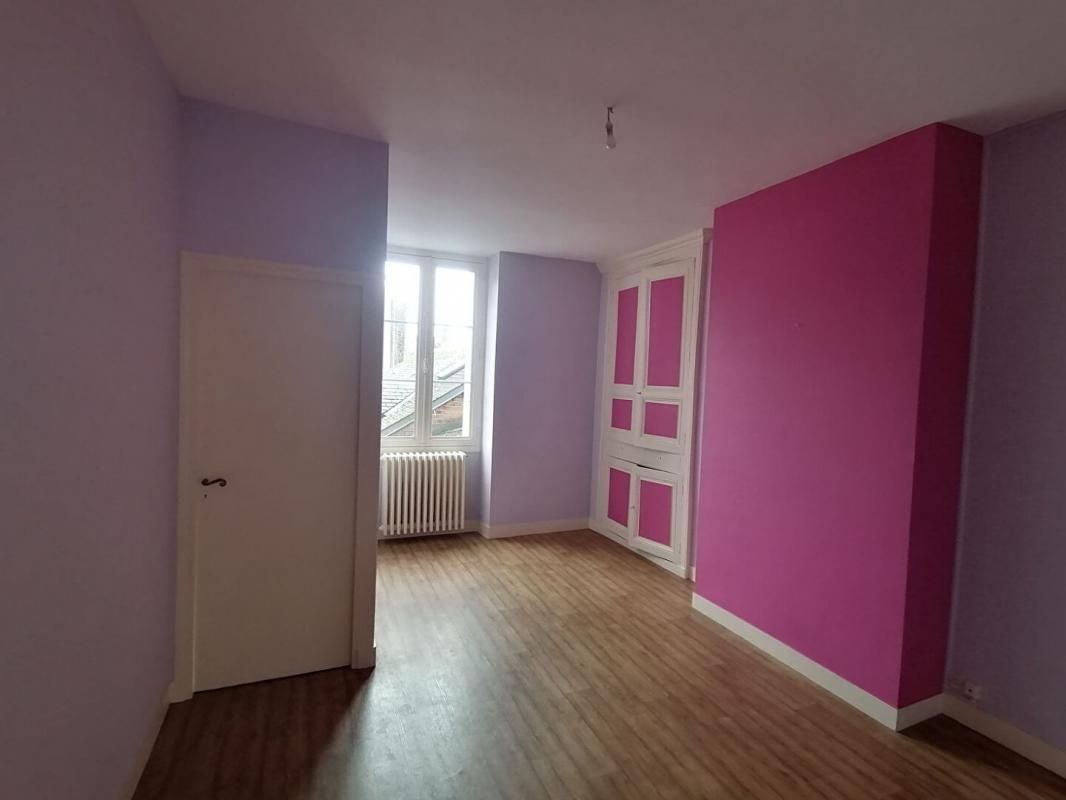 LA FERTE-MACE 61600 LA FERTE MACE Appartement avec local commercial 95m2 environ, 3 chambres, et un local commercial (44 m2) , PRIX 117 000 honoraires 6,36% inclus à la charge de l'acquéreur soit 110 000 hors honoraires 4