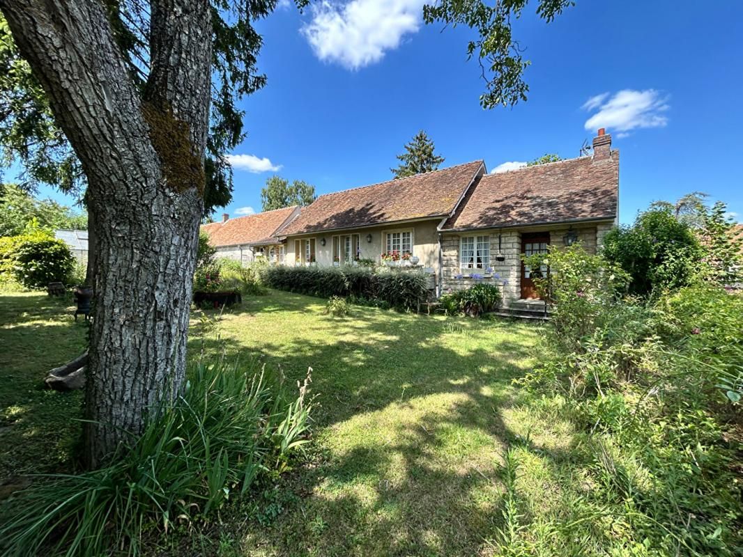 CHARMANTE MAISON ANCIENNE A RAFFRAICHIR AVEC BEAUCOUP DE POSSIBILITES !