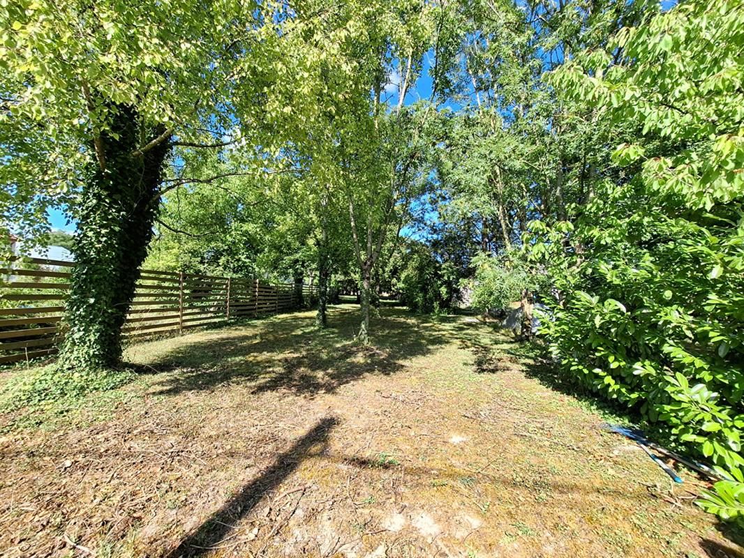 MONTSUZAIN Terrain à bâtir dans un cadre calme et verdoyant 3