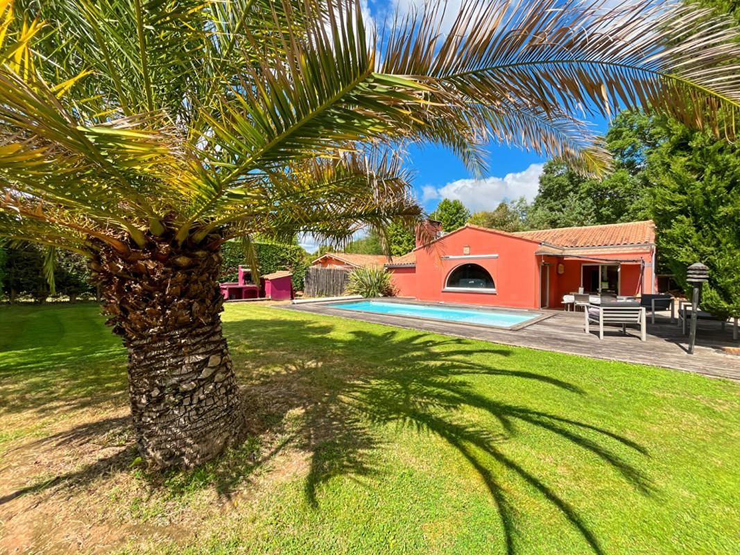 Charmante maison de plain-pied à Carignan de Bordeaux 120 m²  avec piscine