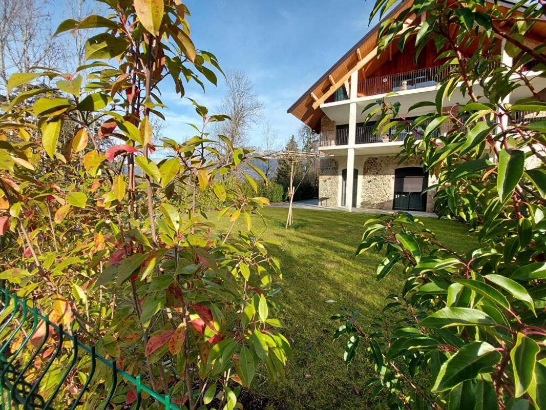 SAINT-JORIOZ St Jorioz : Appartement de standing, 68m², 2 chs avec sdb, 2 terrasses et jardin privé 2