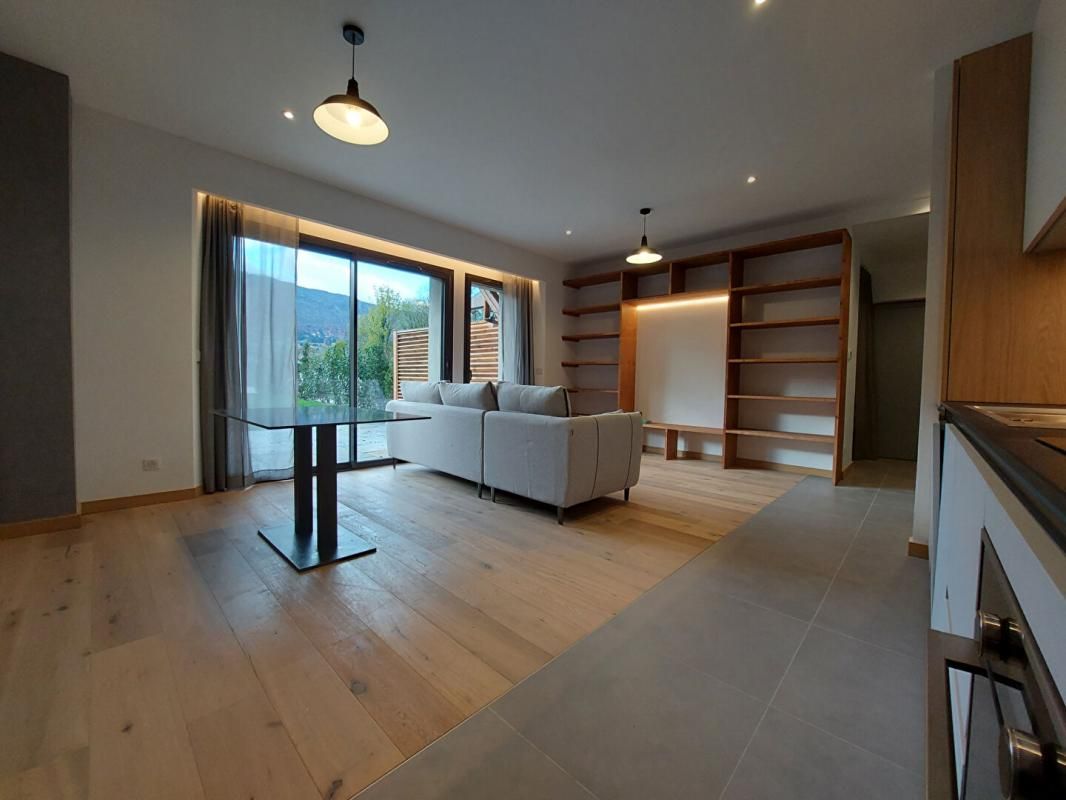 SAINT-JORIOZ St Jorioz : Appartement de standing, 68m², 2 chs avec sdb, 2 terrasses et jardin privé 3