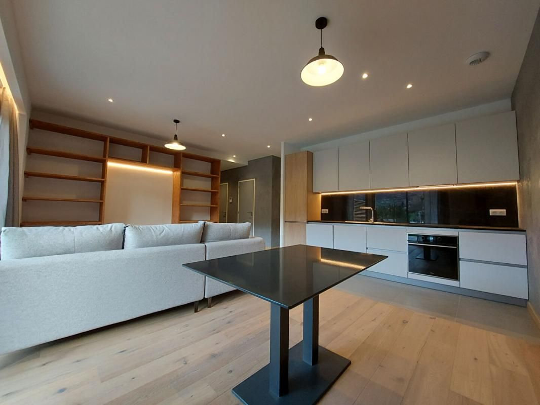 SAINT-JORIOZ St Jorioz : Appartement de standing, 68m², 2 chs avec sdb, 2 terrasses et jardin privé 4