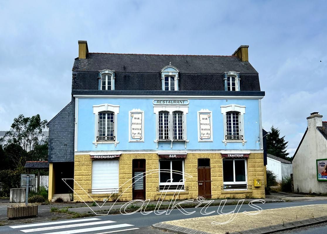 Immeuble pierres mixte à rénover avec grand terrain constructible et dépendances