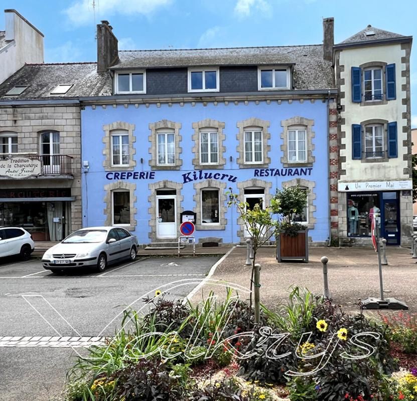 Immeuble de caractère mixte place centrale à Bannalec - investissement rentable