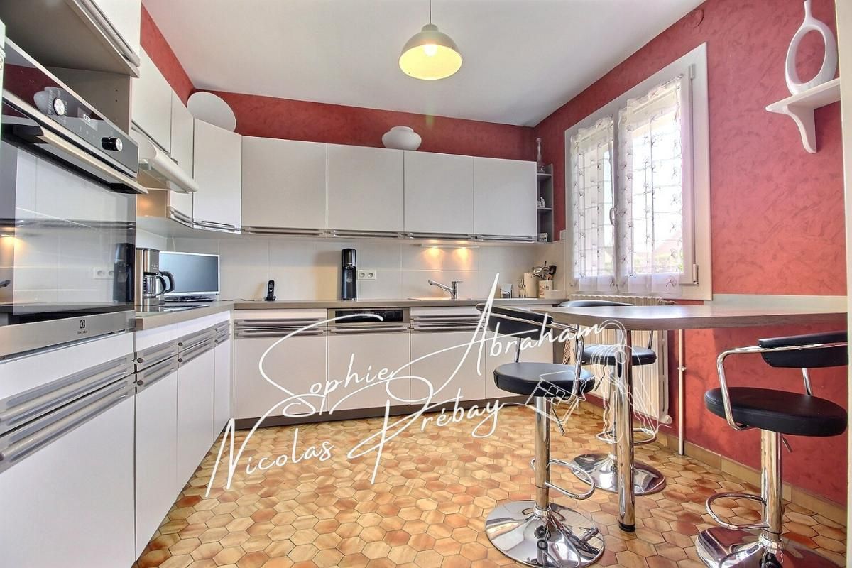 TOURY Maison d'habitation sur sous-sol total de 6 pièces avec 5 chambres, garage et terrain 3