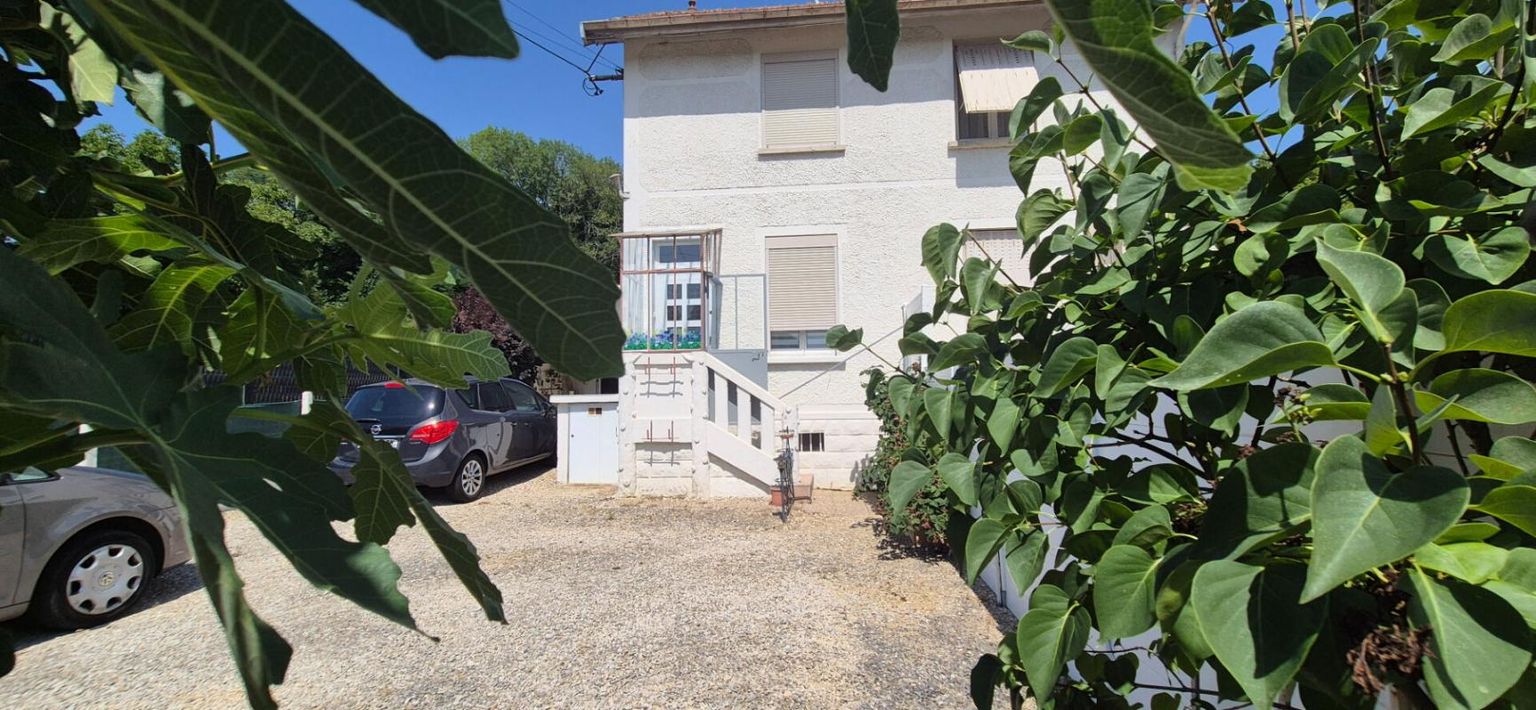 Belle Maison Ancienne de 97 m² à Rafraîchir et Remettre à votre Goût avec Cour sécurisé, Sas, Cave, Terrasse couverte et Terrain clos et arboré de 238 m²