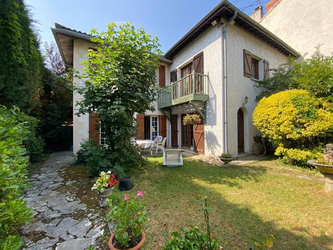 LE BOUSCAT Maison Le Bouscat 6 pièce(s) 208 m2 1