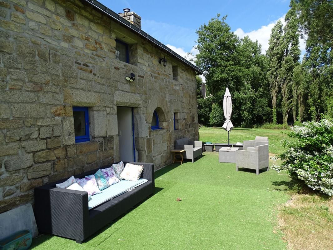 Charmante Longère en pierre  - 4 pièces de 129 m2 et appartement indépendant de 47 m2 dans le Morbihan  56540 KERNASCLEDEN proche de Plouay
