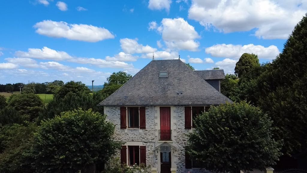 ARNAC-POMPADOUR Maison en pierre avec 5 chambres au coeur d'Arnac Pompadour 1