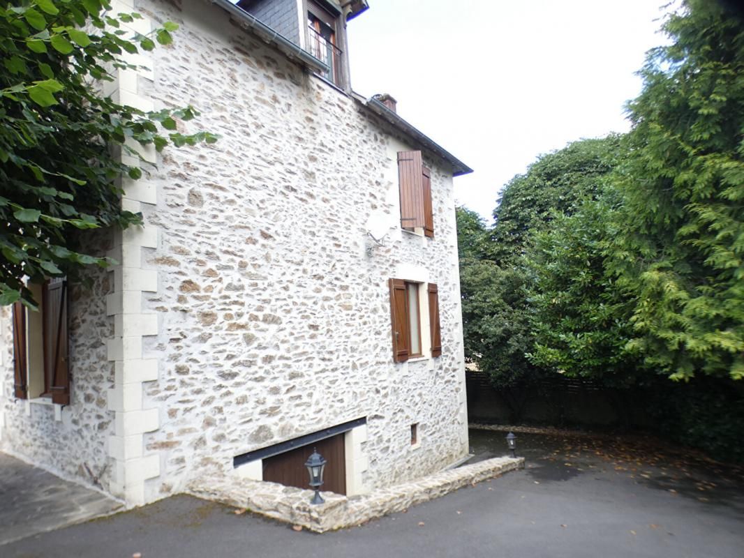 ARNAC-POMPADOUR Maison en pierre avec 5 chambres au coeur d'Arnac Pompadour 3
