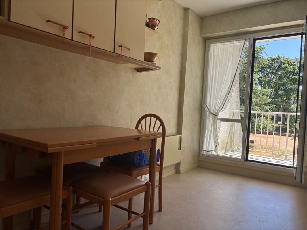 LA CHAUSSEE-SAINT-VICTOR Appartement La Chaussée Saint Victor 3 pièce(s) 70 m2 4