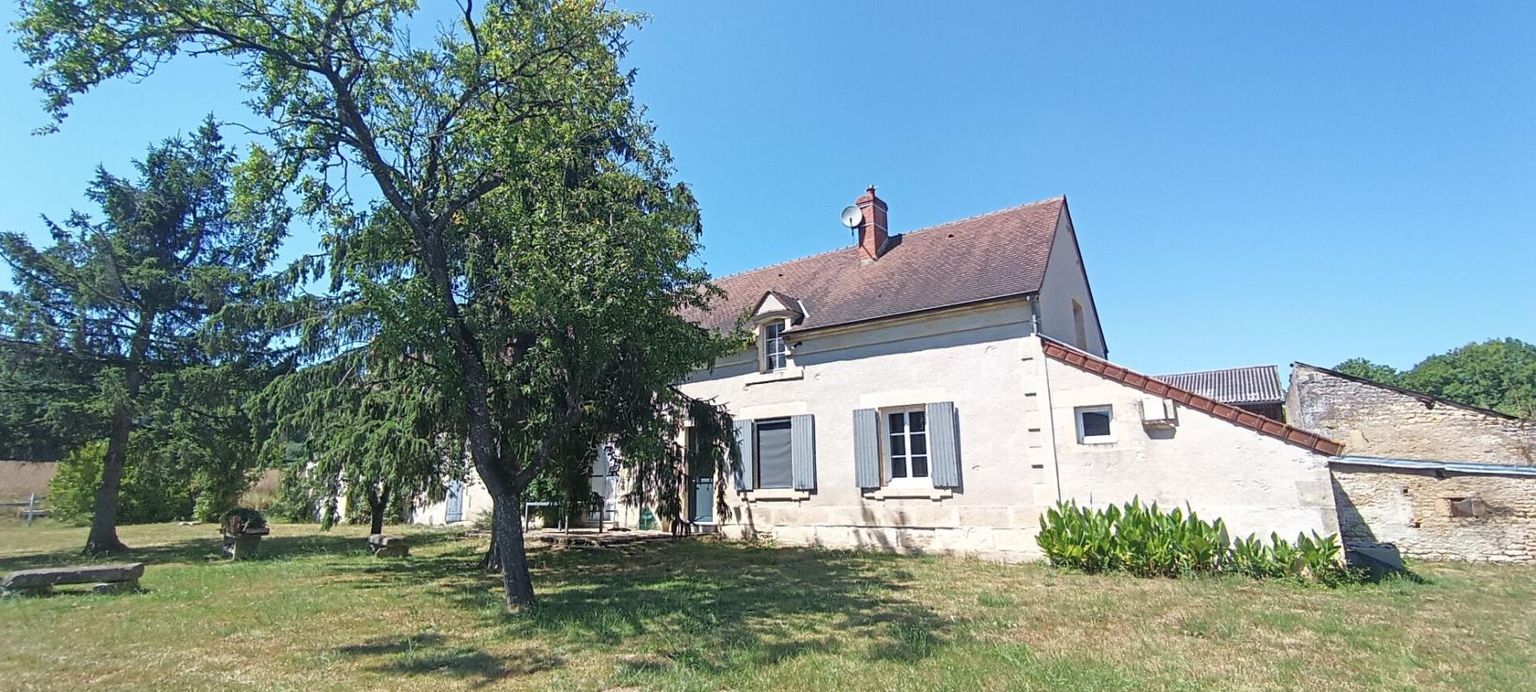 3 KM DE NEVERS - ANCIENNE FERME AVEC DEPENDANCES