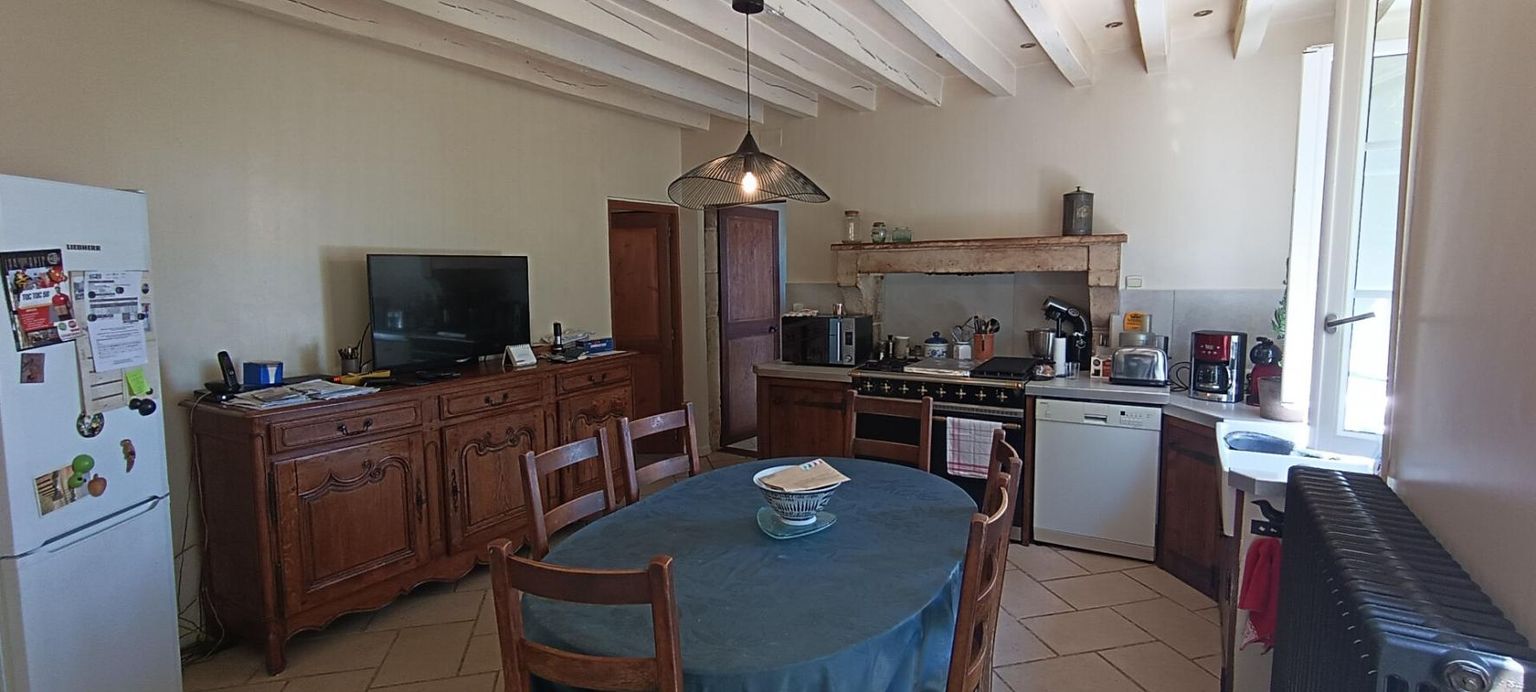 URZY 3 KM DE NEVERS - ANCIENNE FERME AVEC DEPENDANCES 2