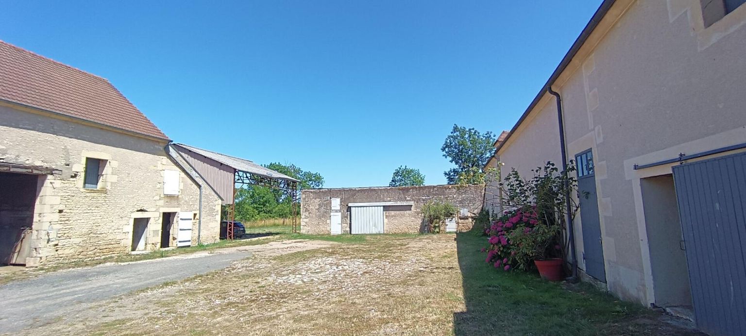 URZY 3 KM DE NEVERS - ANCIENNE FERME AVEC DEPENDANCES 3