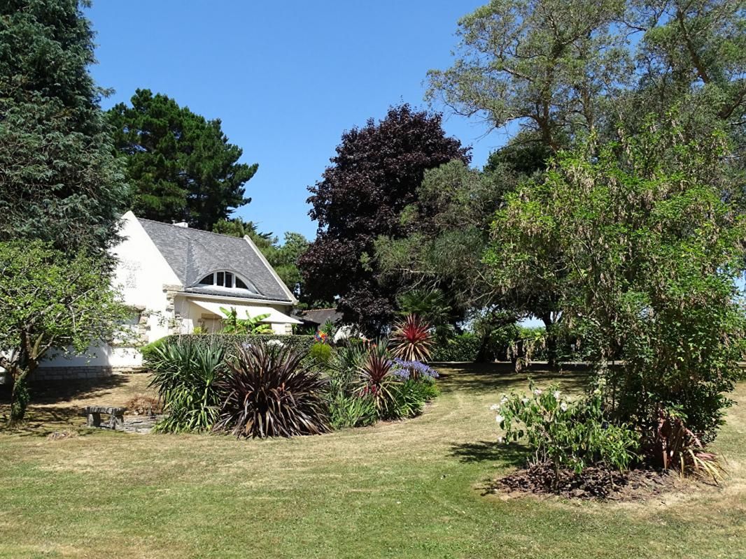 TRES BELLE MAISON D'ARCHITECTE de 152 m2 et un appartement annexe de 28 m2 dans le Morbihan ? (15 km de Lorient ? 13 km des plages)