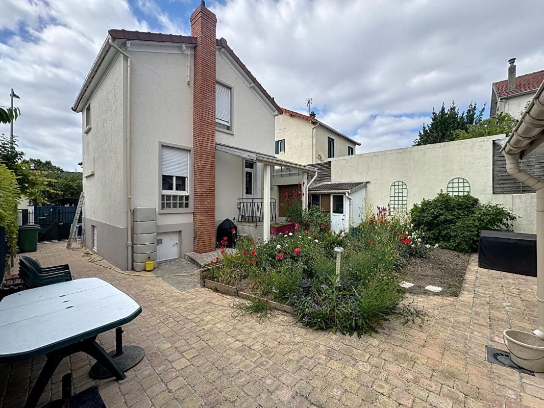 ARCUEIL Maison Arcueil 78m2 + Studio indépendant de 25m2 et garage de 20m2 aménagé en studio aussi 2