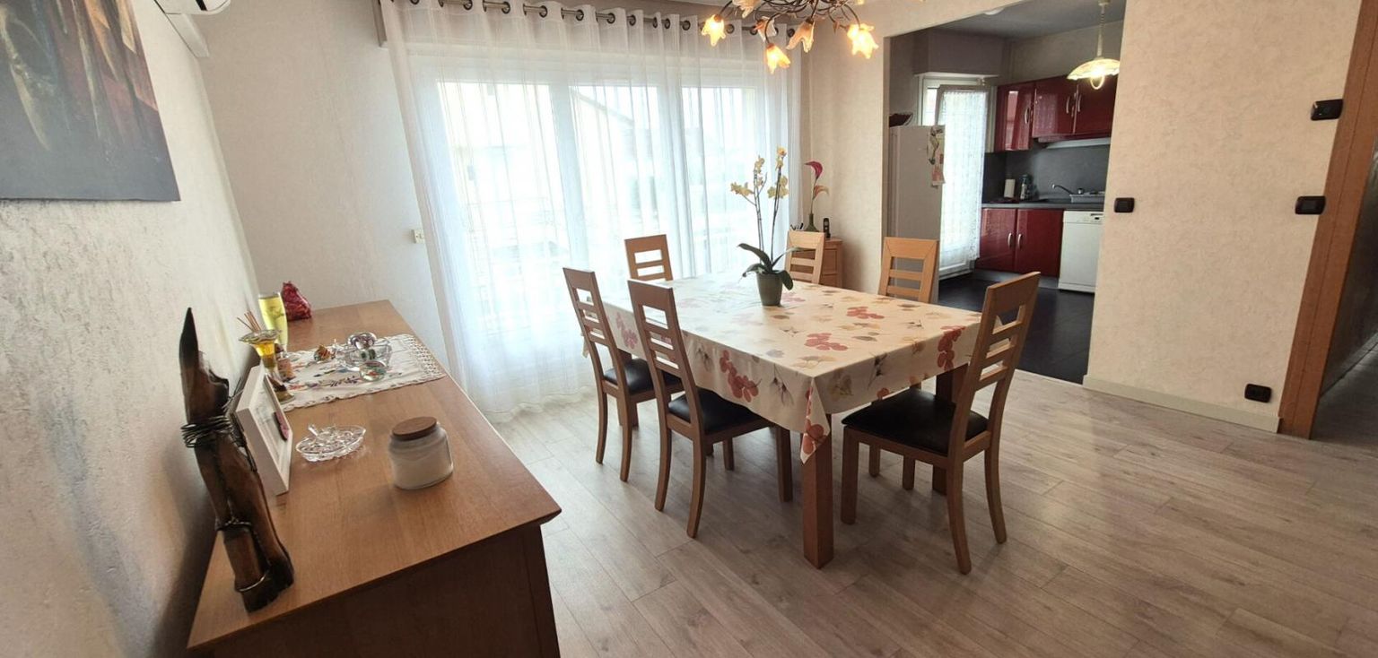 SAINT-DIZIER Belle Maison en Pierres Rares de 103 m² sur Sous-sol complet et entièrement Rénovée avec Goût, avec ses Cours, Sas, Véranda, Terrasse et Terrain clos et joliment arboré de 353 m² 2