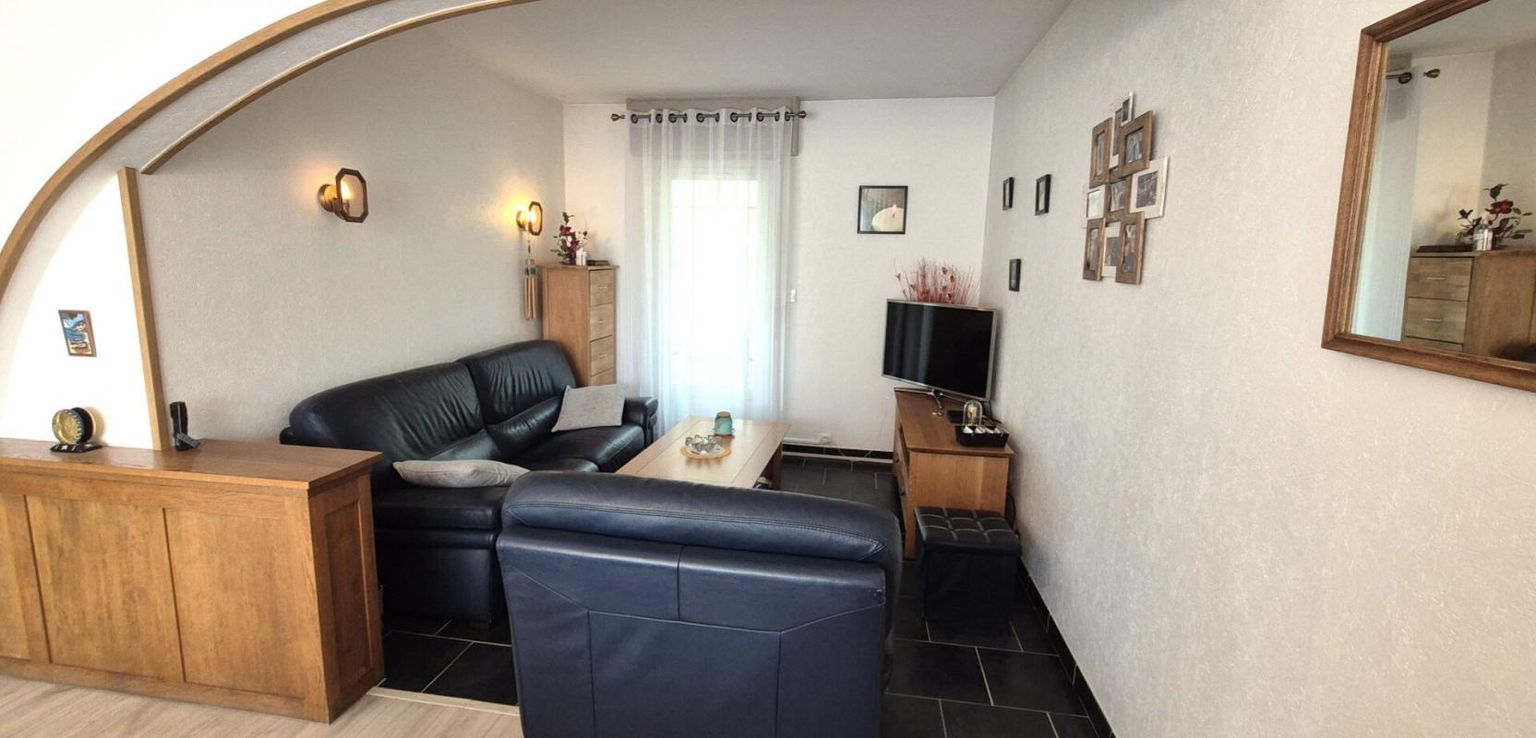 SAINT-DIZIER Belle Maison en Pierres Rares de 103 m² sur Sous-sol complet et entièrement Rénovée avec Goût, avec ses Cours, Sas, Véranda, Terrasse et Terrain clos et joliment arboré de 353 m² 3