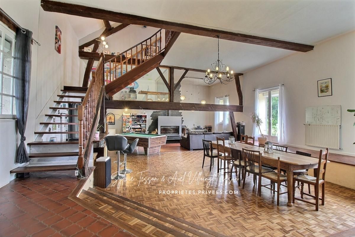 TRINAY Maison Trinay 5 pièce(s) 190 m2 2