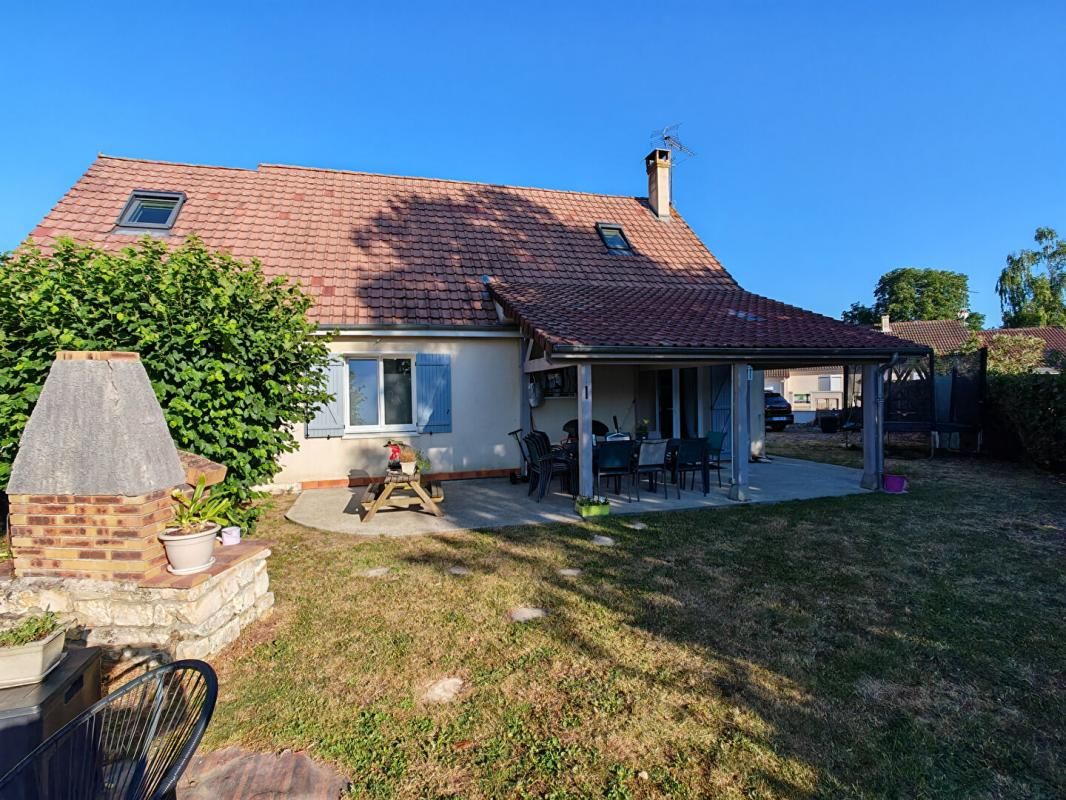 CHATEAUROUX Exclu : Maison familiale Châteauroux 5 pièces, 116 m2, habitable de suite, non mitoyenne, garage, jardin, vie de plain-pied possible 1