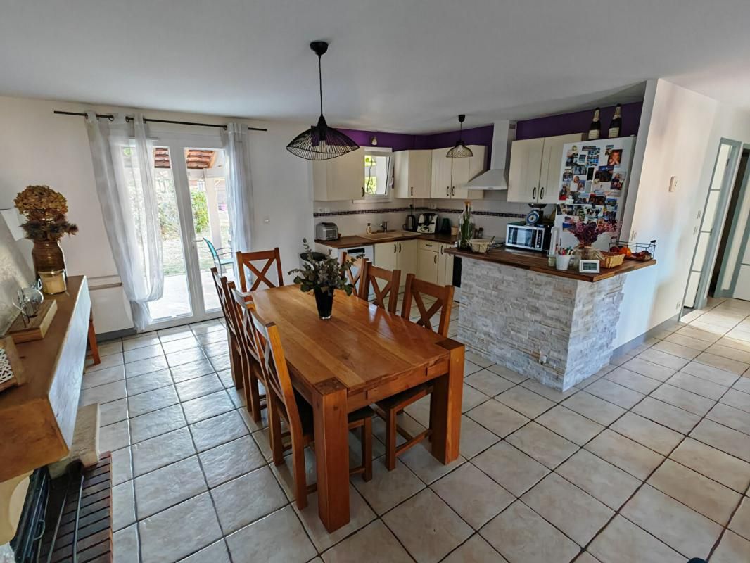 CHATEAUROUX Exclu : Maison familiale Châteauroux 5 pièces, 116 m2, habitable de suite, non mitoyenne, garage, jardin, vie de plain-pied possible 2
