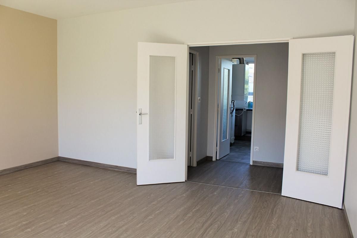 LANNION Appartement T3 Centre ville Résidence recherchée et entretenue. Place de parking en sous sol 4