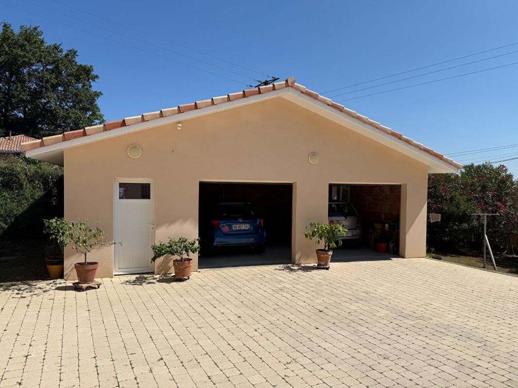 AIRE-SUR-L'ADOUR Maison contemporaine avec terrain et double garage! 4