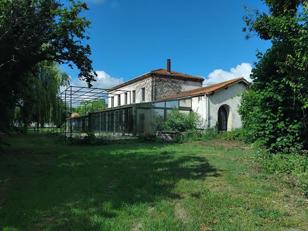 SAINT-CHRISTOLY-MEDOC Maison Saint Christoly Medoc 9 pièce(s) 380 m² environ avec garage et dépendence 1