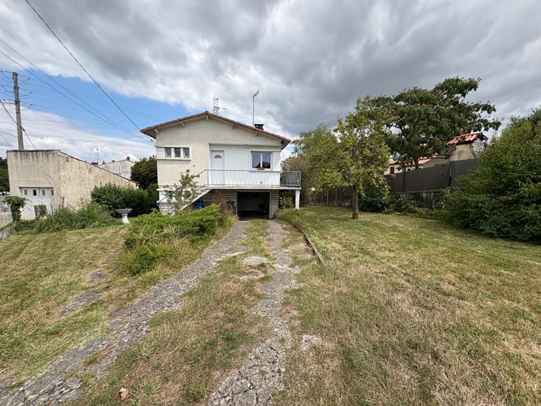 SAINTES EXCLUSIVITE Maison avec 1 F2 et un studio 1