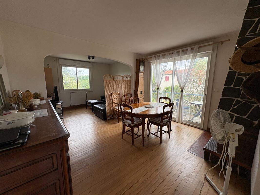 SAINTES EXCLUSIVITE Maison avec 1 F2 et un studio 2