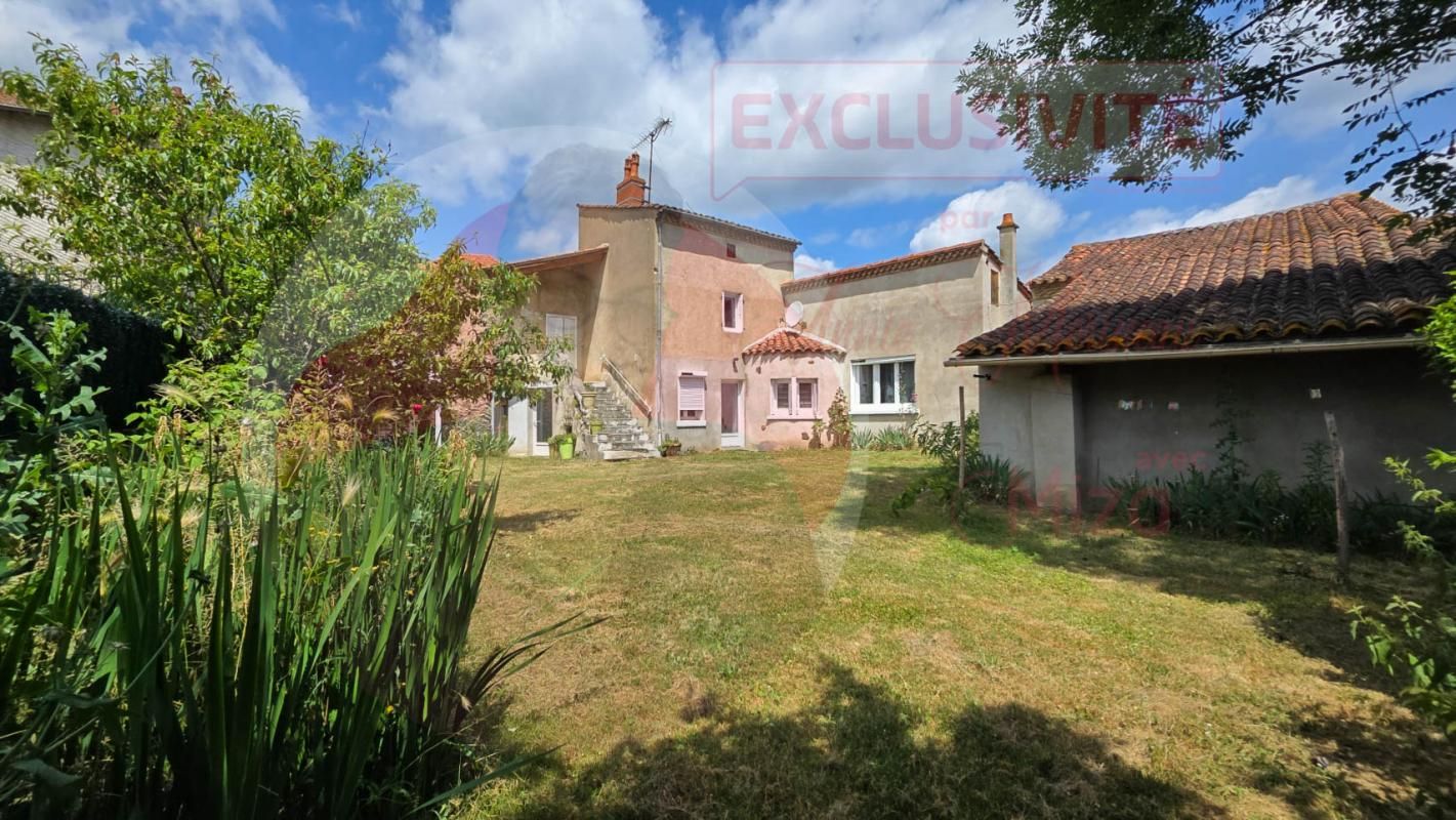 BRENAT maison ancienne 120 m² avec jardin, 2 chambres, garage 1