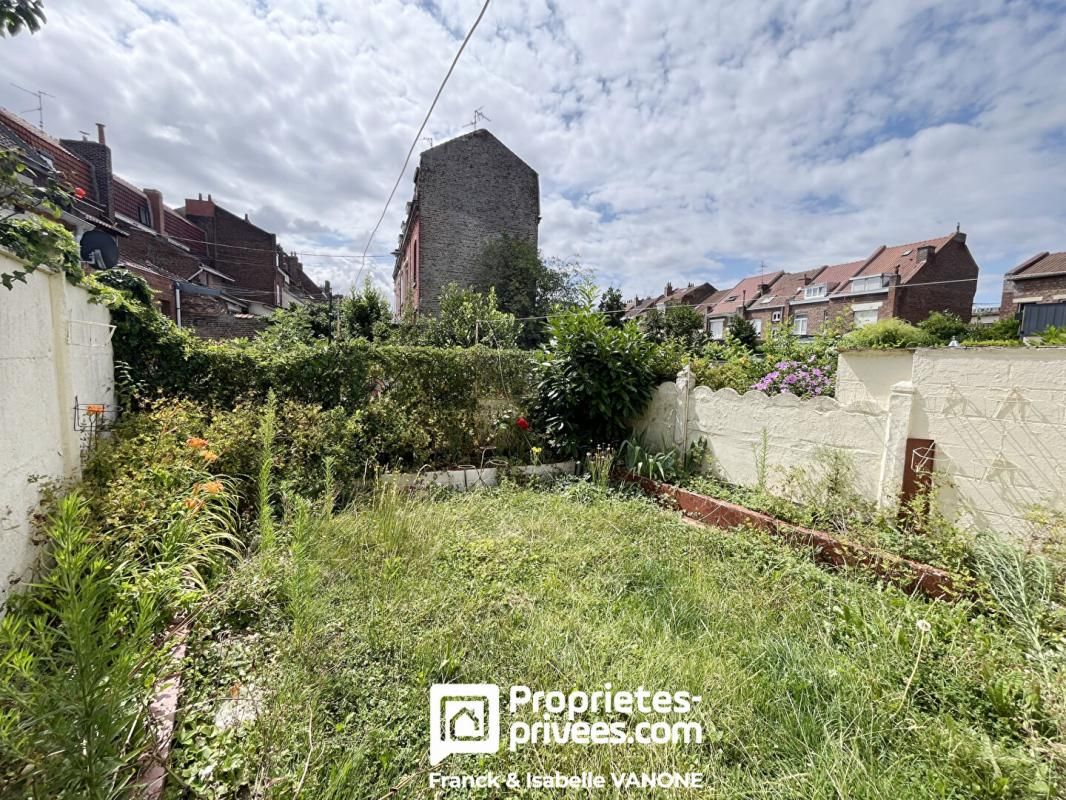 LILLE Maison de ville avec du potentiel - à rénover - 3 chambres - cave - jardin - 116 m² 1