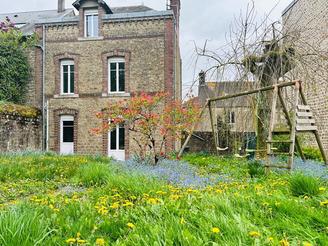 LA FERTE-MACE MASON FAMILIALE EN PARFAIT ETAT AVEC 4 CHAMBRES EN CENTRE VILLE DE LA FERTE MACE 1