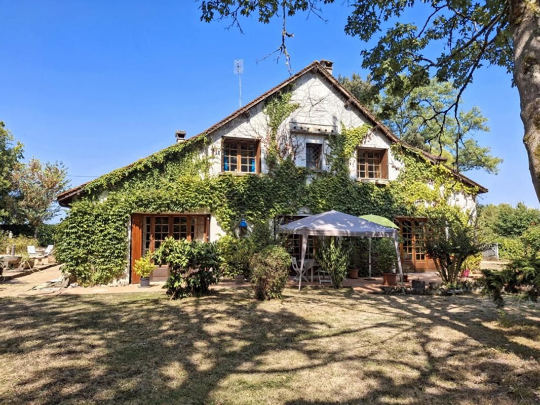 Périgourdine T8 de charme - 300 m² habitables - Proche MONTPON