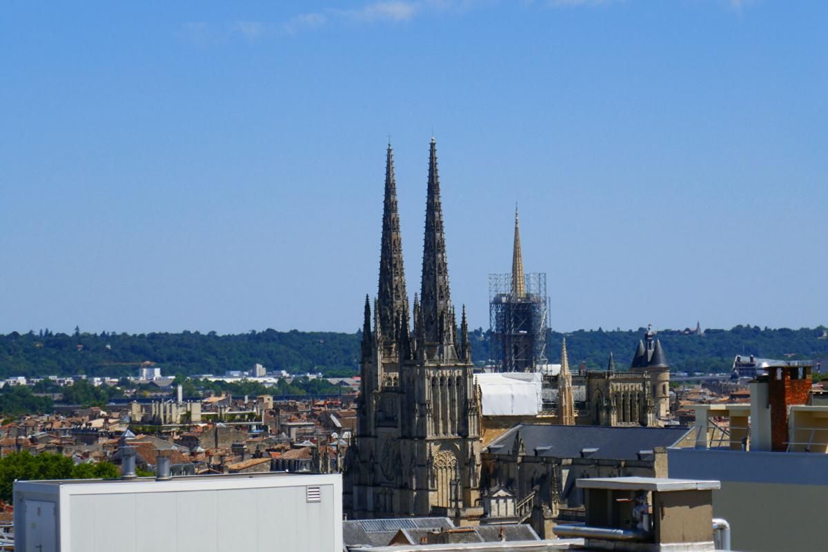 BORDEAUX MERIADECK Appartement 4 pièces dernier étage avec ascenseur un cellier et parking