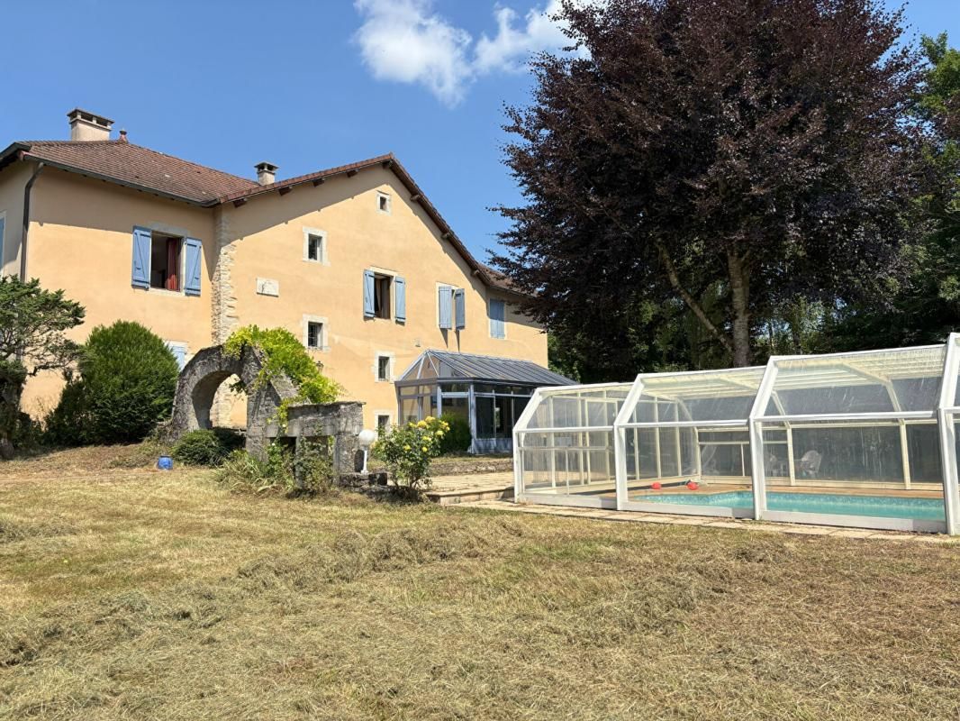 LE FIED Propriété 10 pièce(s) de 413 m2 habitables + 187m² de dépendances à aménager 1