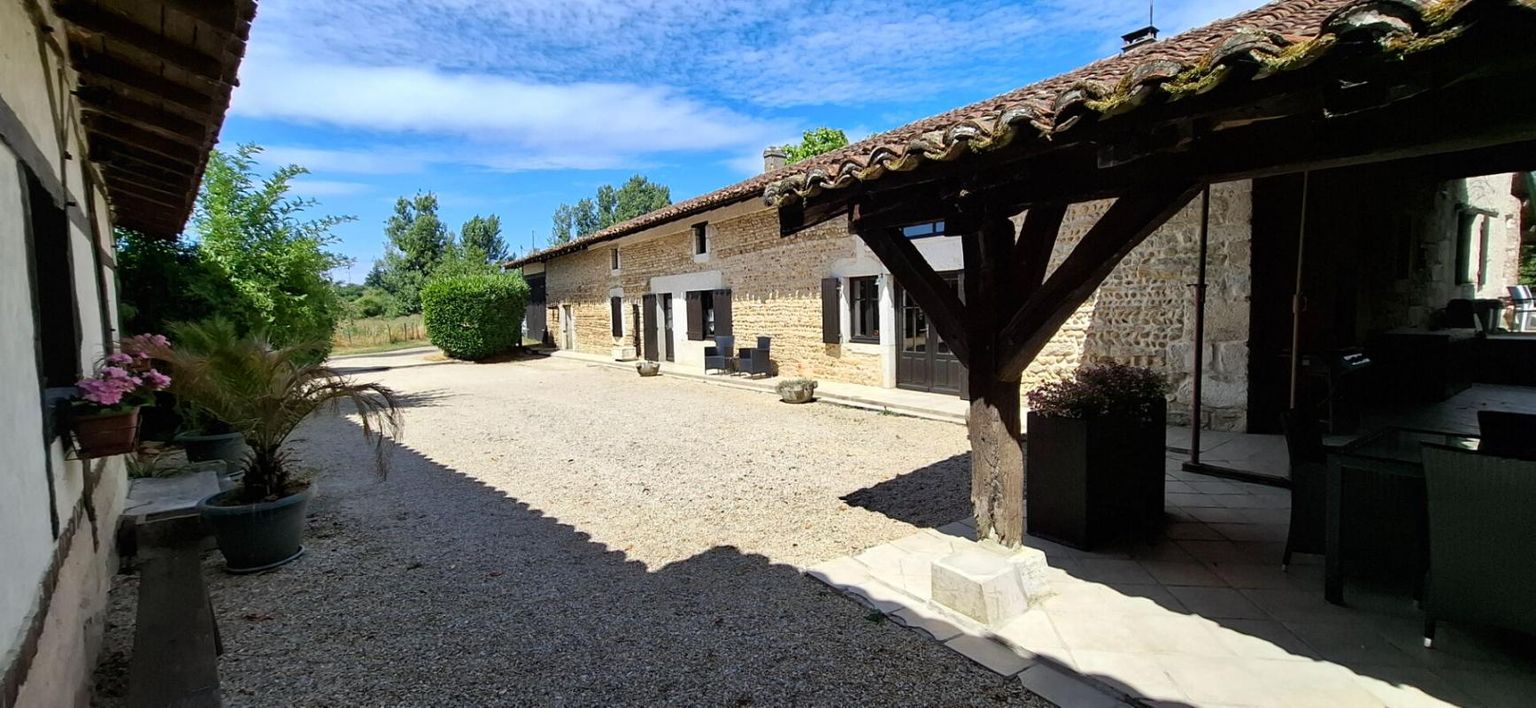 VIRIAT Propriété d' Exception en Pierres et 4 chambres hôtes sur 1.5 ha 3