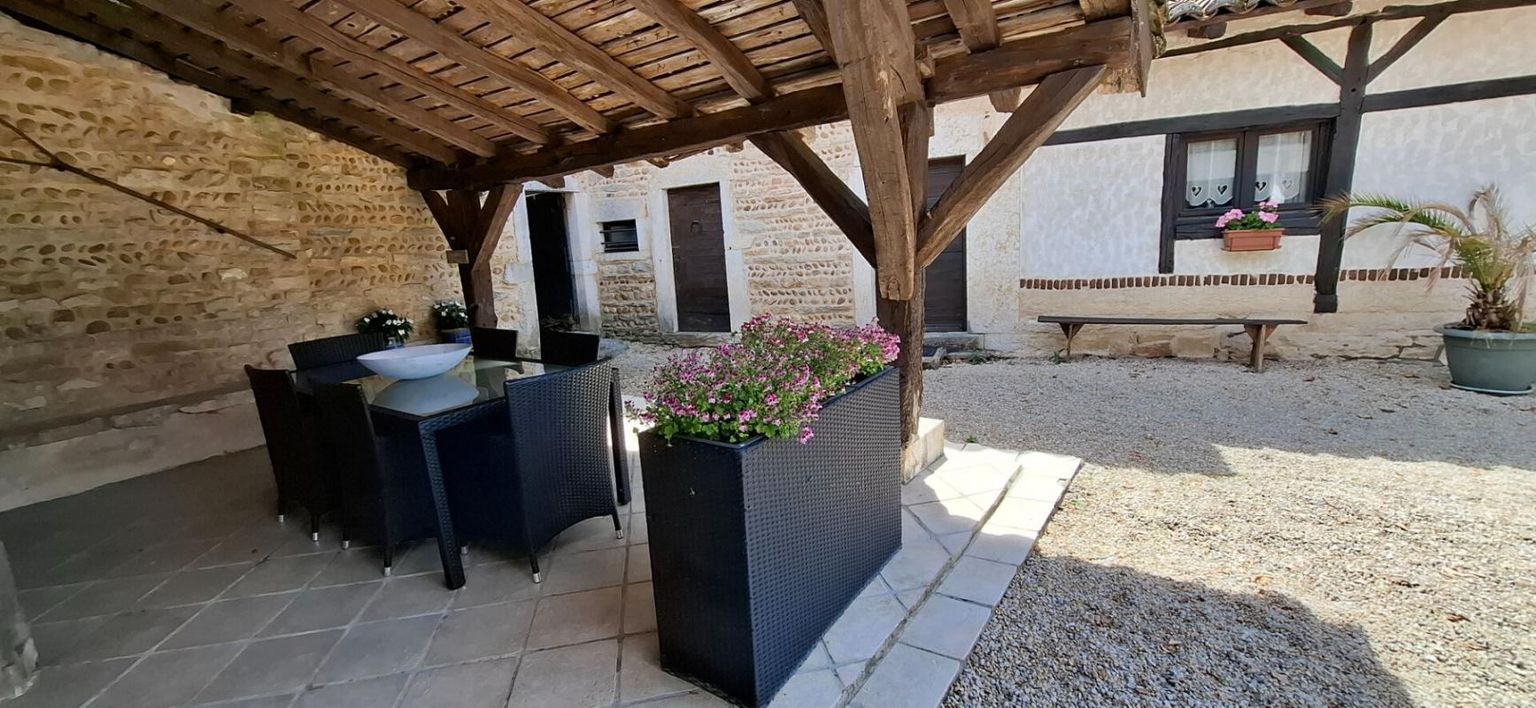 VIRIAT Propriété d' Exception en Pierres et 4 chambres hôtes sur 1.5 ha 4