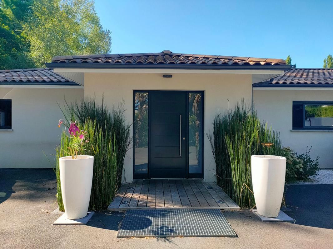 MONTUSSAN MAISON CONTEMPORAINE 206 m² - GARAGE 45 m² - PISCINE AVEC POOL HOUSE 40 m² - TERRAIN 2285 m² 1