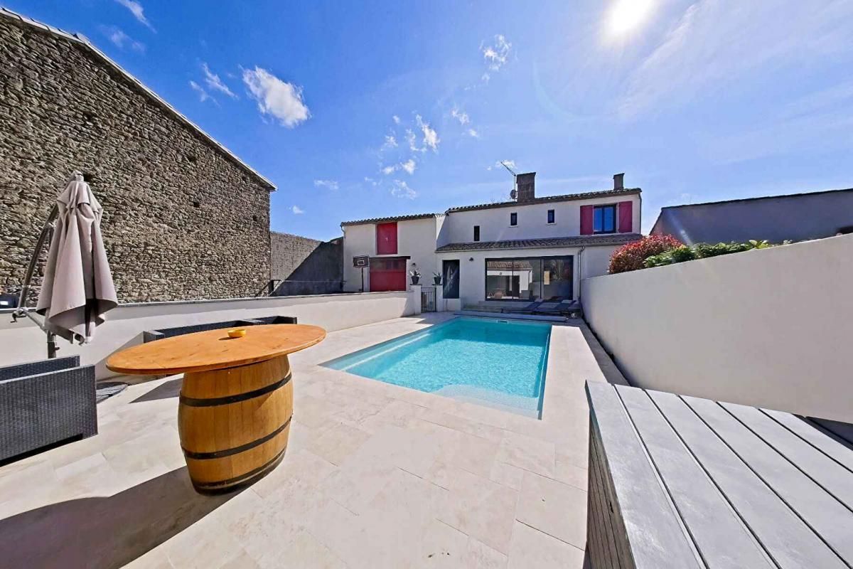 MAISON DE CARACTERE RENOVEE AVEC PISCINE ET DEPENDANCES
